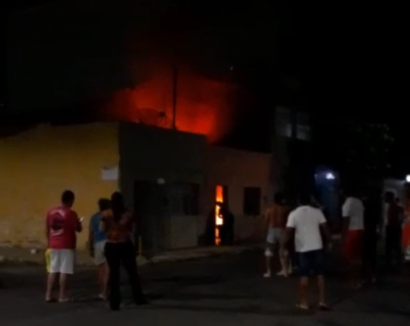 Casa fica parcialmente destruída após incêndio na cidade de barbalha-CE