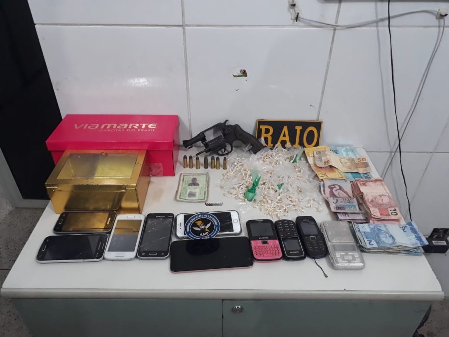 Operação do BPRAIO aprende arma de fogo, droga, nove celulares e dinheiro na Vila Dom Bosco em Juazeiro do Norte-CE