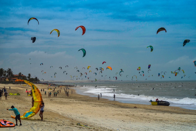 Ceará entra para a história e quebra recorde mundial com 596 kitesurfistas velejando juntos