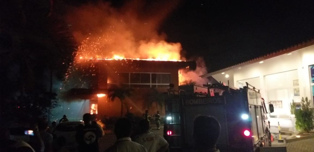 Incêndio de grandes proporções atinge hotel na orla de Porto Seguro