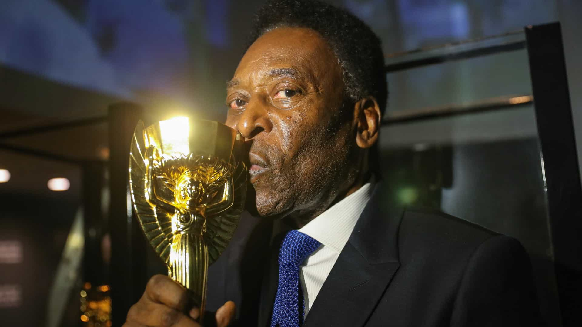 Santos quer coroa no escudo para homenagear Pelé