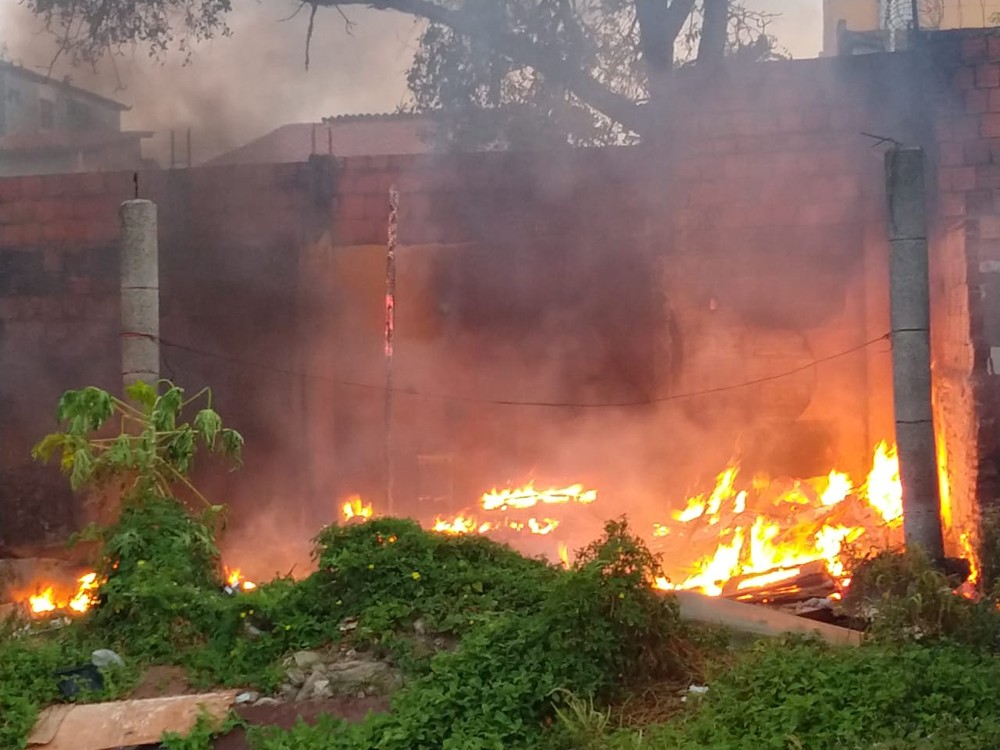 Incêndio atinge barracos de madeira e deixa moradora ferida em Fortaleza