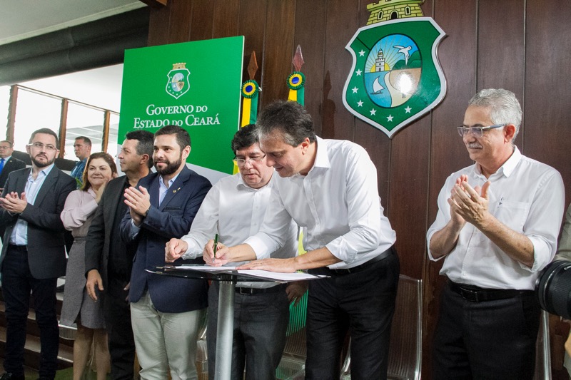 Governador sanciona leis da nova regionalização da saúde e estrutura da Sesa