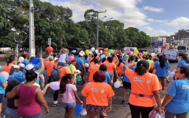 Projeto Crato em Movimento reúne cerca de 400 pessoas em caminhada comemorativa à Semana do Idoso