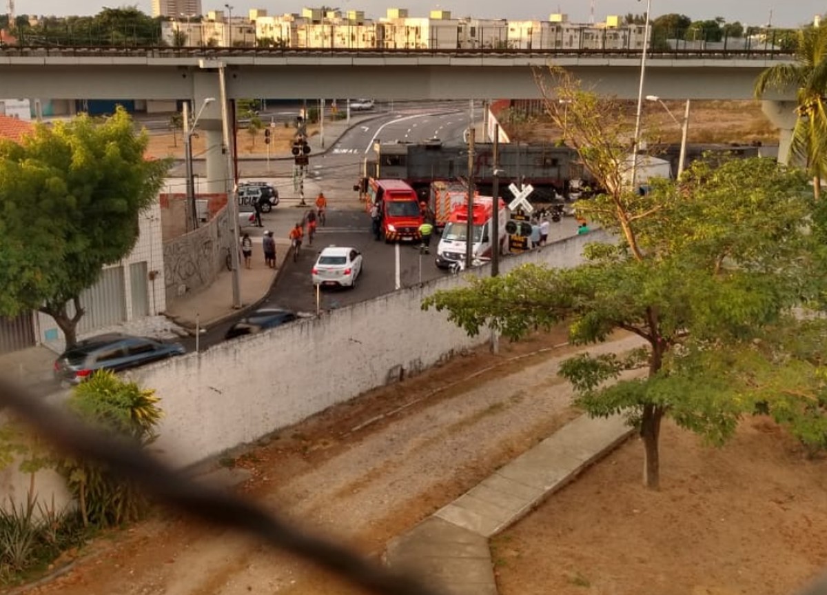 Colisão entre trem e caminhão deixa dois feridos em Fortaleza; 6 linhas de ônibus são alteradas após acidente