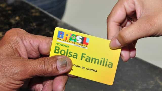 Bolsa Família completa renda de 13,5 milhões de famílias em outubro