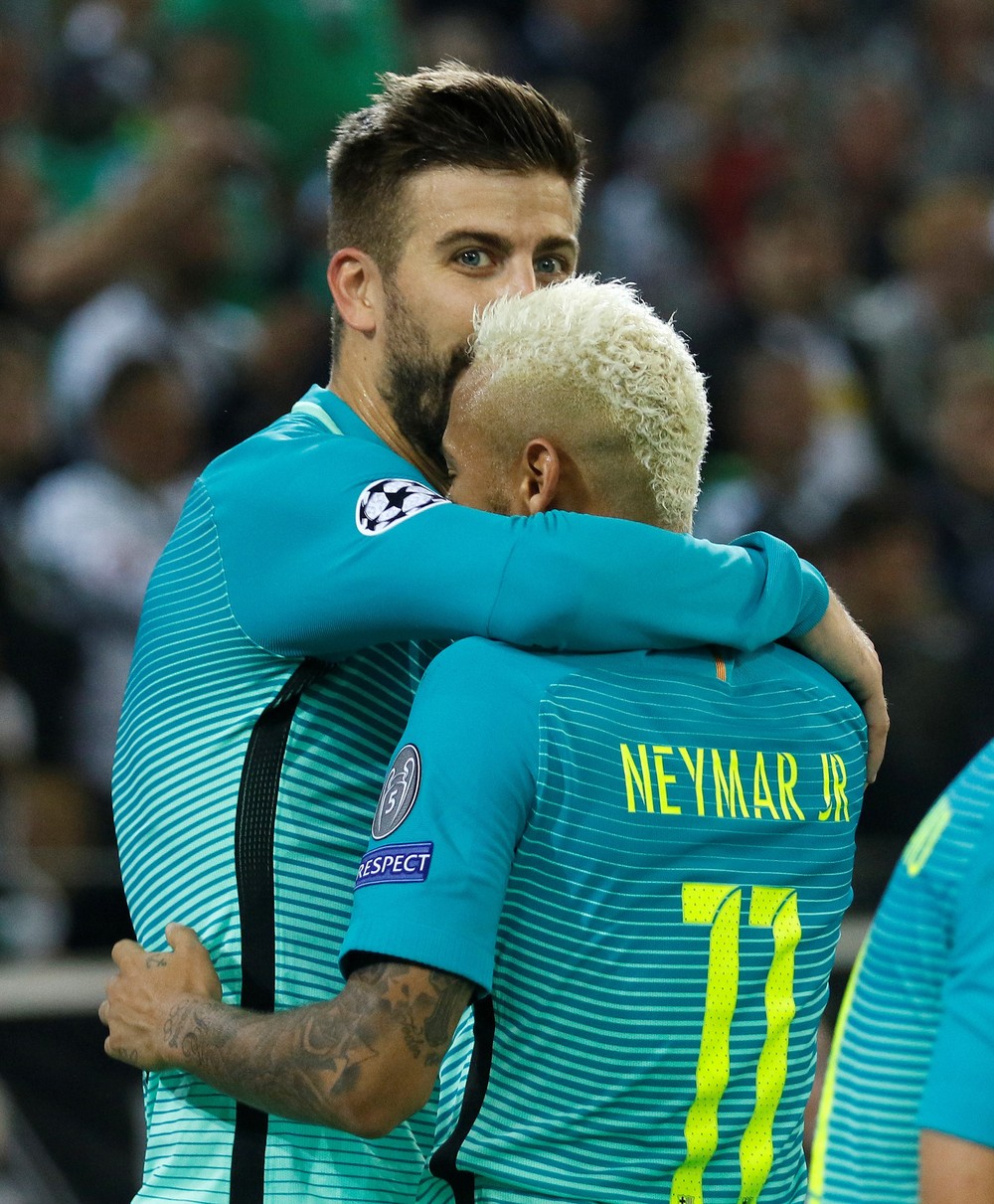 Piqué diz que elenco do Barcelona sugeriu ajuste nos salários para que clube fosse atrás de Neymar