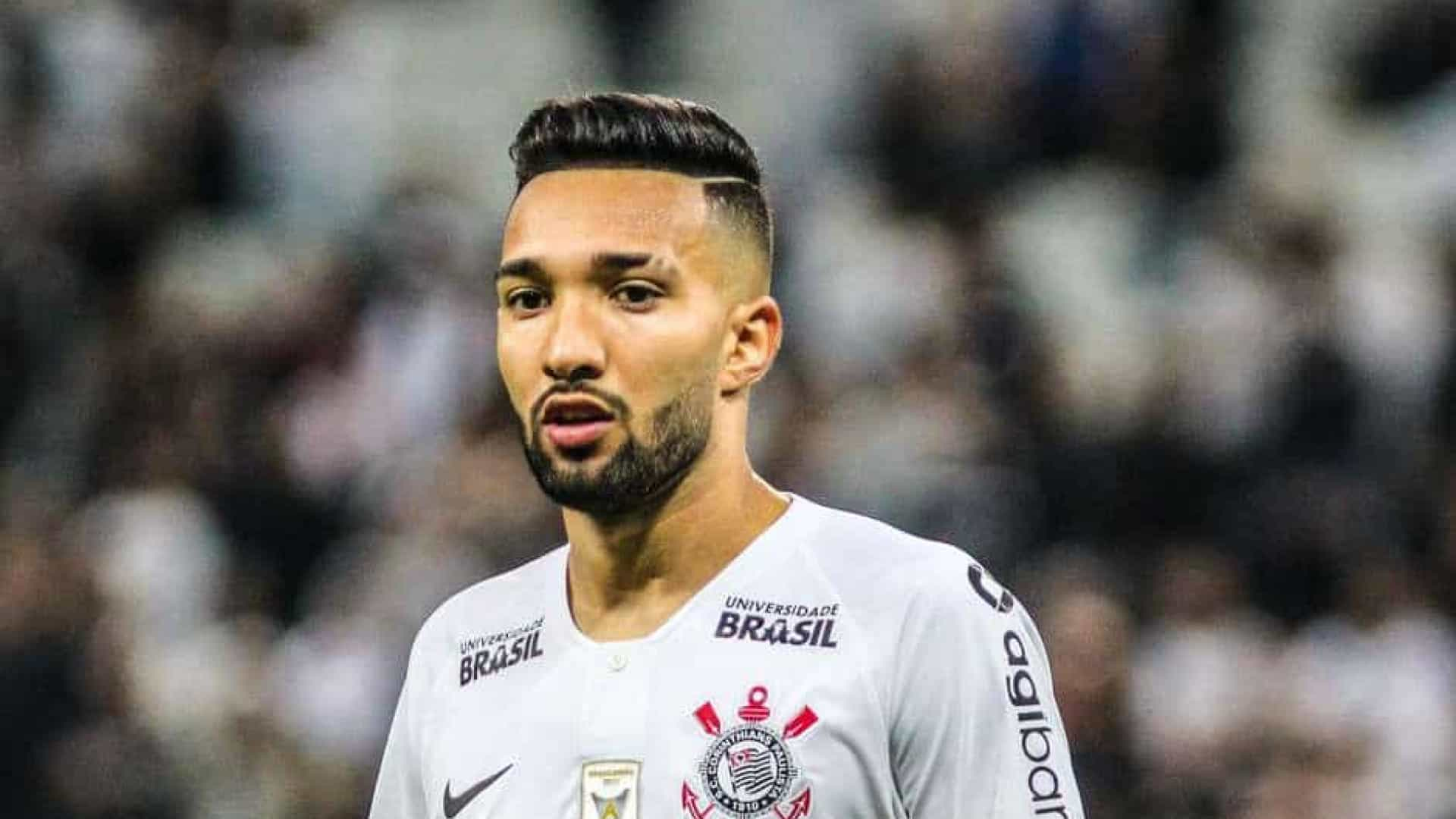 Mesmo em baixa, Clayson deve seguir entre titulares do Corinthians