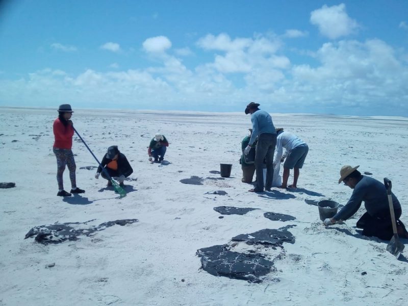 Cerca de 700 kg de óleo são retirados da praia da Travosa nos Lençóis Maranhenses