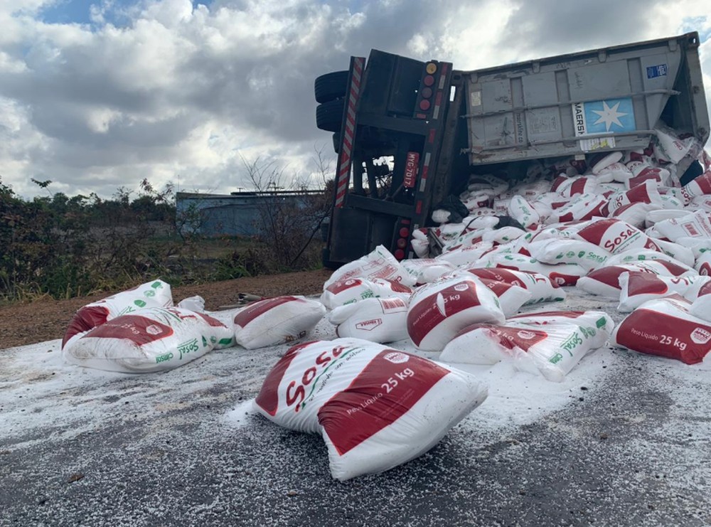 Caminhão com carga de sal tomba e interdita parcialmente rodovia na Grande Fortaleza