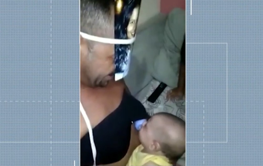 Baiano viraliza na web após colocar foto da esposa no rosto e prender mamadeira em sutiã para ‘amamentar’ filho