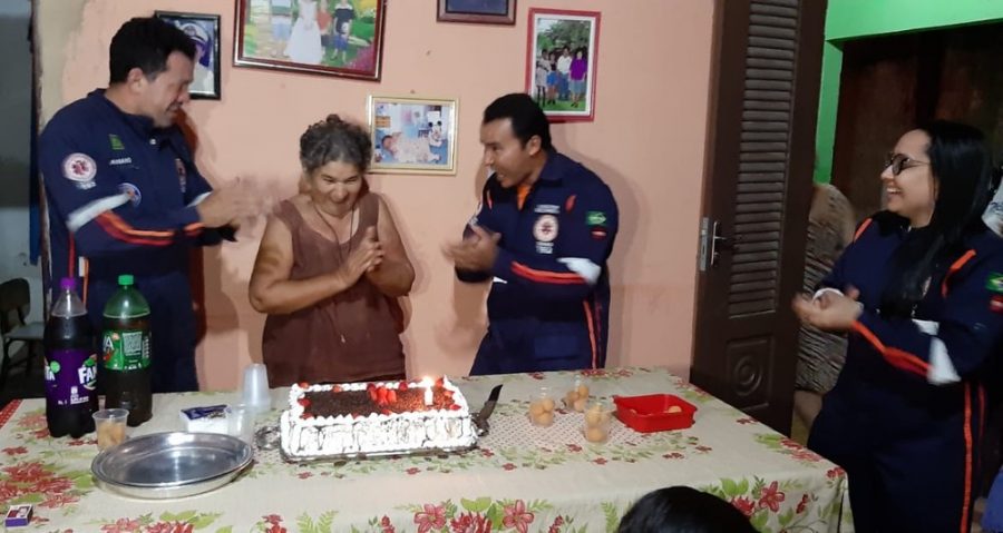 Idosa desmaia ao ganhar aniversário surpresa e canta ‘parabéns’ com socorristas do Samu