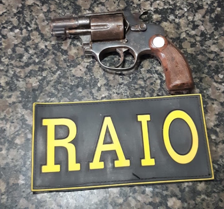 BPRAIO apreende arma de fogo e identifica um dos acusados do assalto no bairro Mirandão em Crato