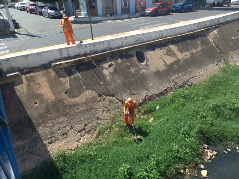 Prefeitura do Crato trabalha na limpeza regular do canal do Rio Grangeiro