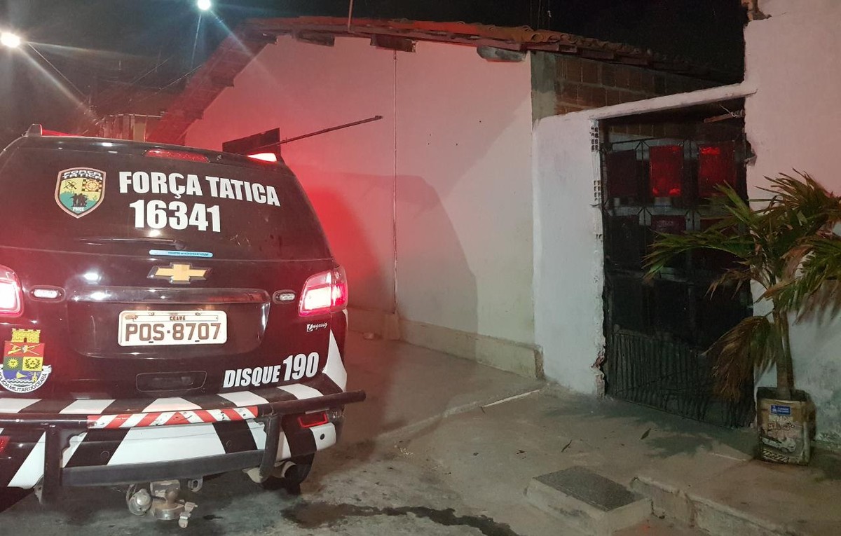 Adolescente é baleada na boca e homem é morto a tiros por grupo armado em vila de Fortaleza