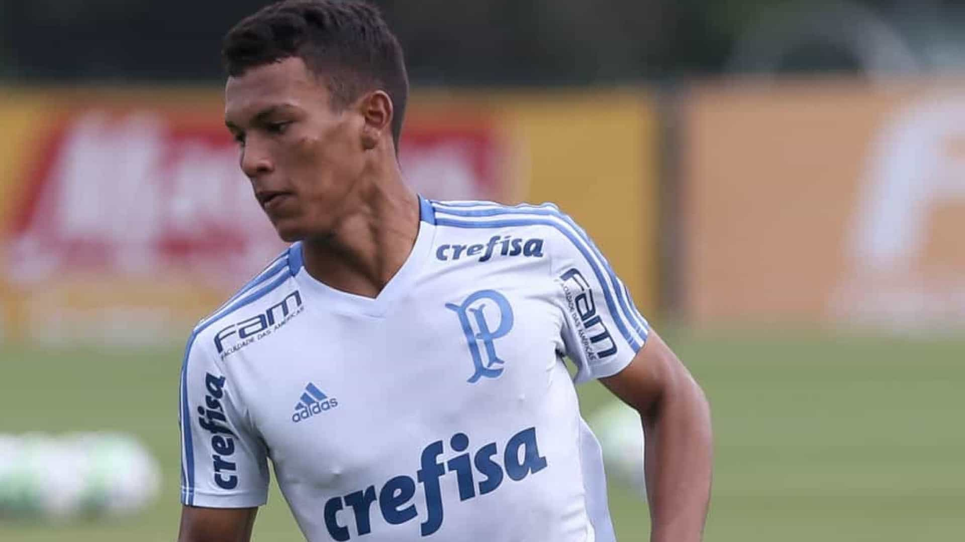 Mano Menezes estuda promover Gabriel Veron no Palmeiras