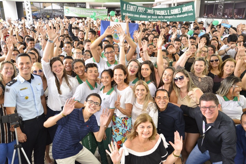 Governo do Ceará entrega 2,8 mil computadores a alunos de destaque da rede estadual