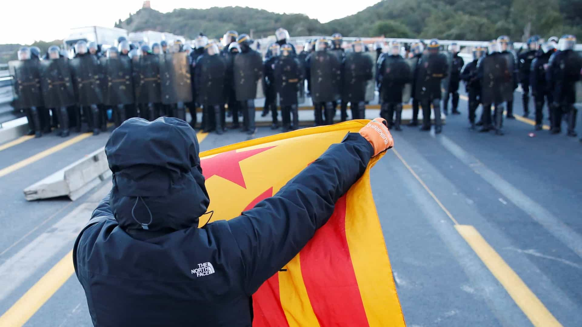 Barcelona e Real Madrid fazem clássico cercado de tensão política