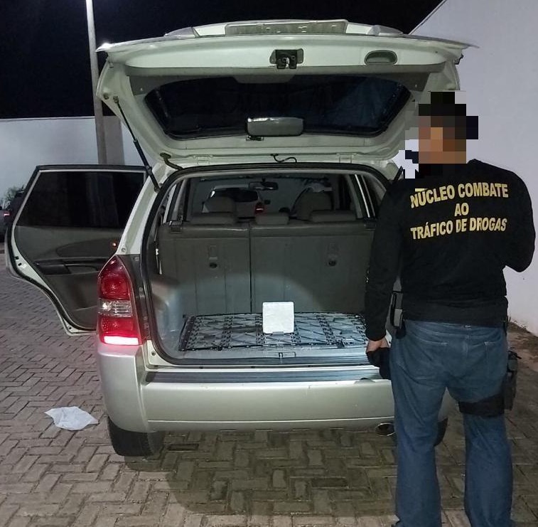 Crato: Casal é preso em flagrante com um 1 kg de cocaína dentro de carro