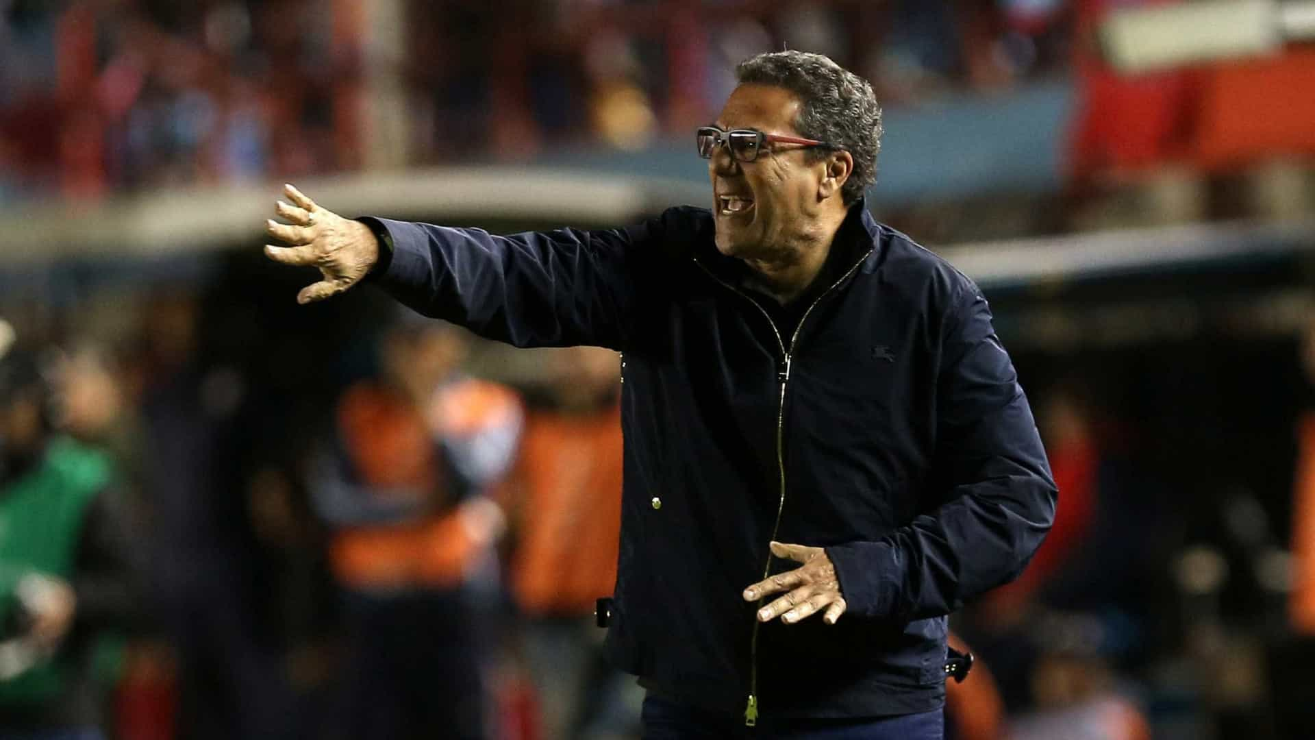 Luxemburgo reestreia no Palmeiras com teste na zaga e observação