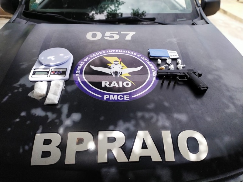 Polícia apreende simulacro de  arma, crack e cocaína em Brejo Santo e procura suspeito