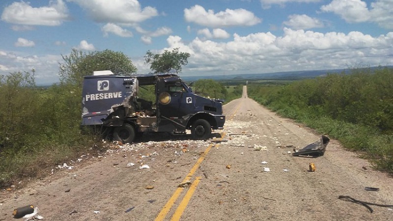 Carro-forte é explodido em Moreilândia-PE e assaltantes fogem no sentido Jati-CE