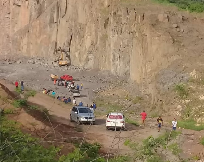 Pedreiras caem sobre máquina matando operário de retroescavadeira em Juazeiro do Norte-CE