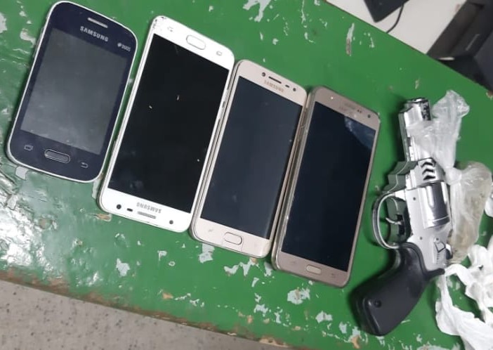 Dupla é presa em Juazeiro com simulacro de arma após roubar aparelhos celulares