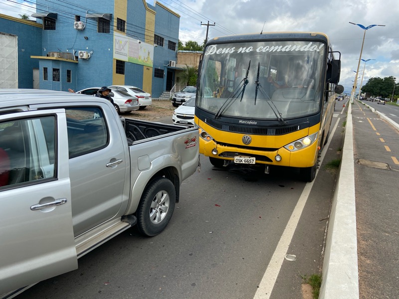 Ônibus escolar de Caririaçu-CE causa acidente na Avenida Padre Cícero entre Crato e Juazeiro do Norte-CE  e motorista estava com habilitação vencida