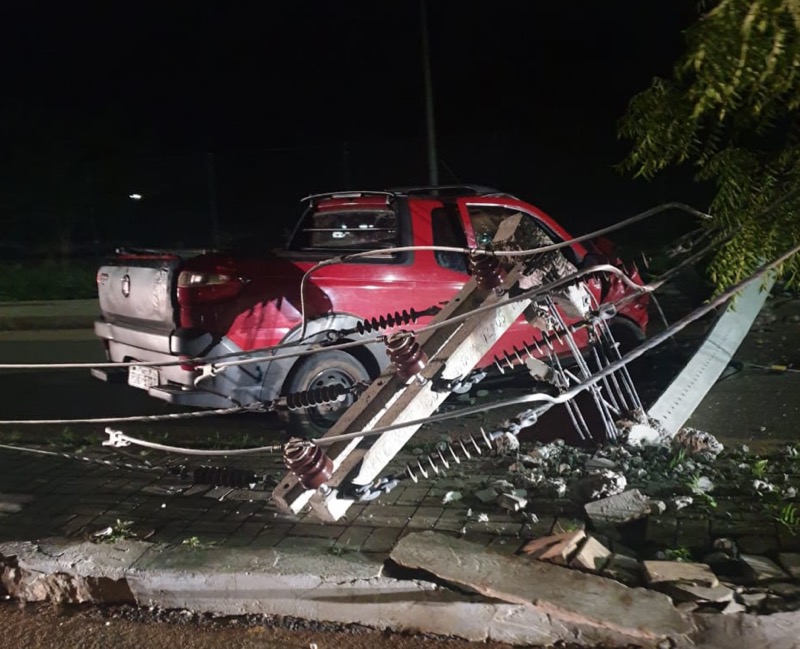 Motorista tenta fugir de assalto e acaba colidindo carro em  postes de iluminação pública  em Juazeiro do Norte-CE