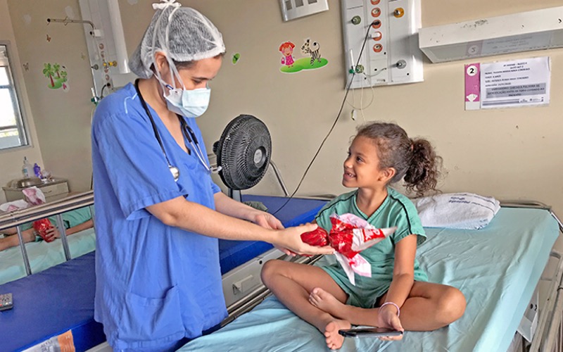 Ceará: Profissionais da unidade presenteiam pacientes com ovos de Páscoa