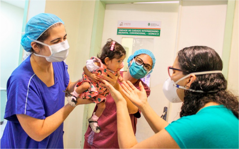 Após cinco meses de internação, criança nascida prematura recebe alta