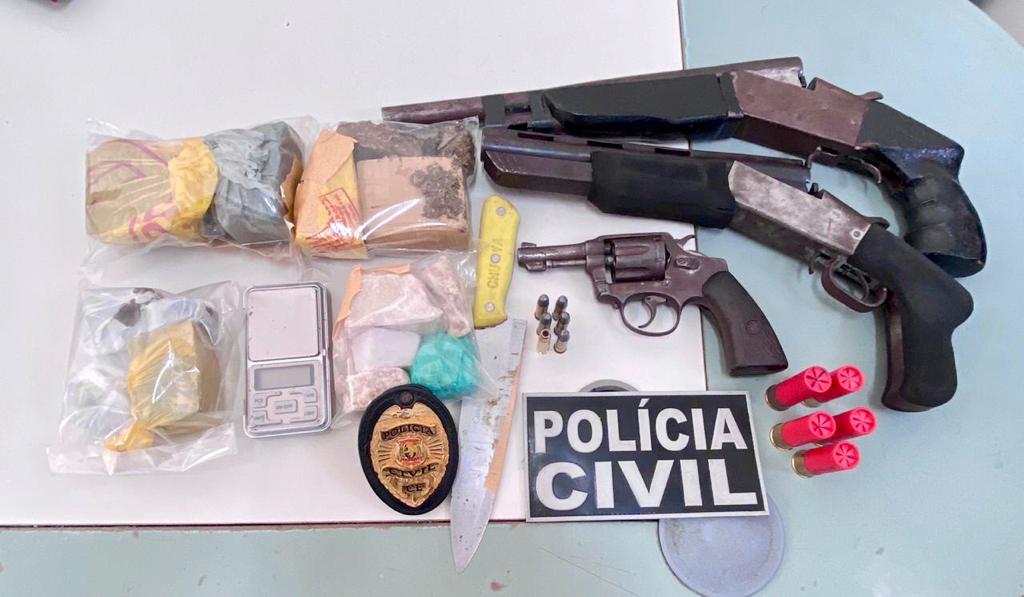 Polícia Civil prende integrante de facção criminosa na posse de drogas e apreende 03 três armas de fogo e munições em Crato-CE