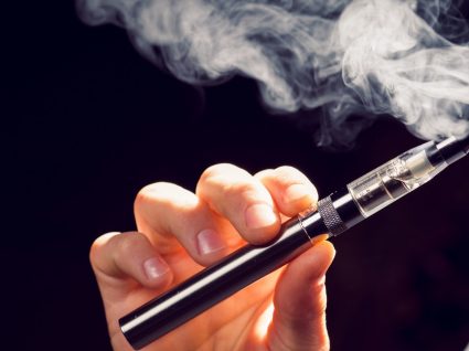 Popular entre jovens, cigarro eletrônico traz riscos à saúde