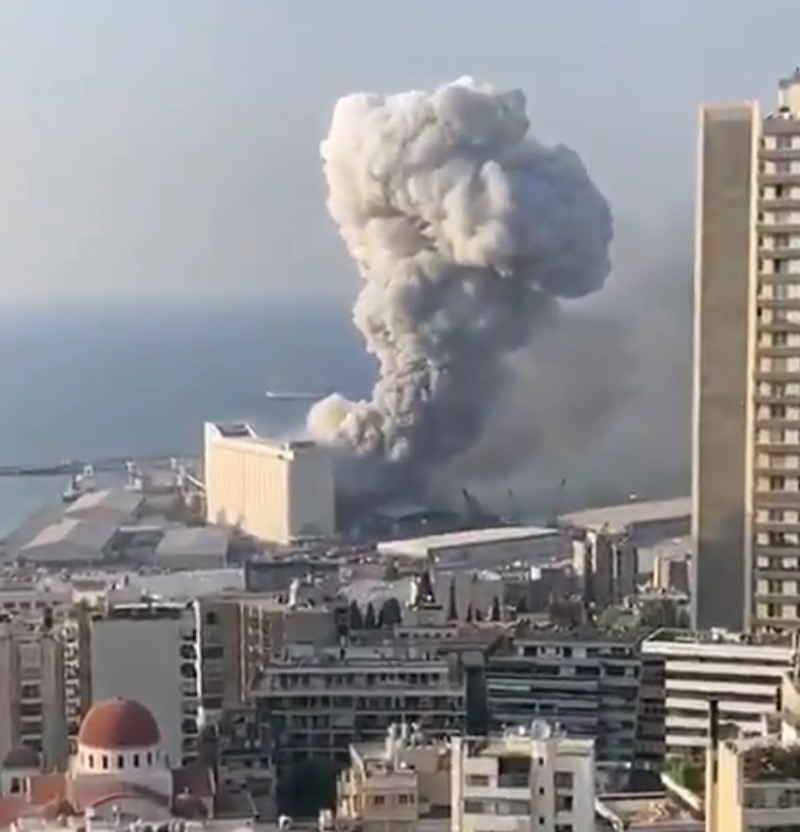 Grande explosão deixa feridos na região portuária de Beirute, no Líbano