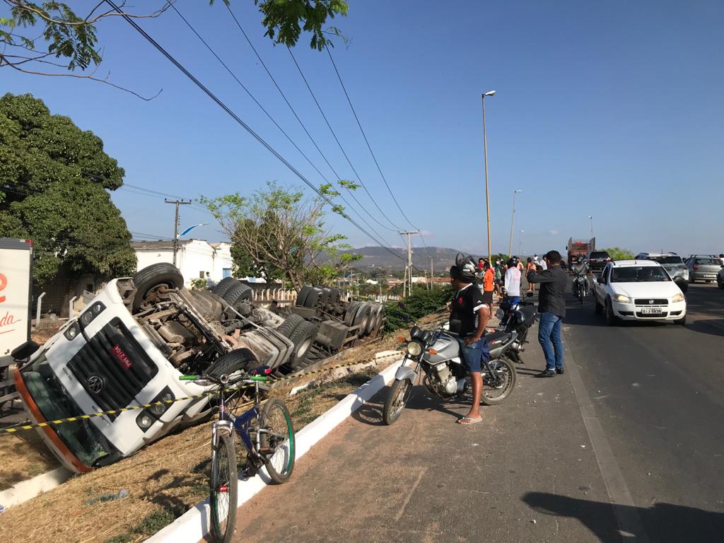 Caminhão carregado de frios tomba em viaduto na cidade do Crato