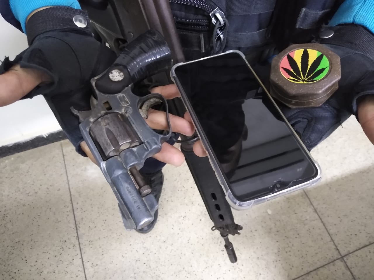 Acusado de mais de 10 crimes é preso com arma de fogo após roubar celular em Juazeiro do Norte-CE