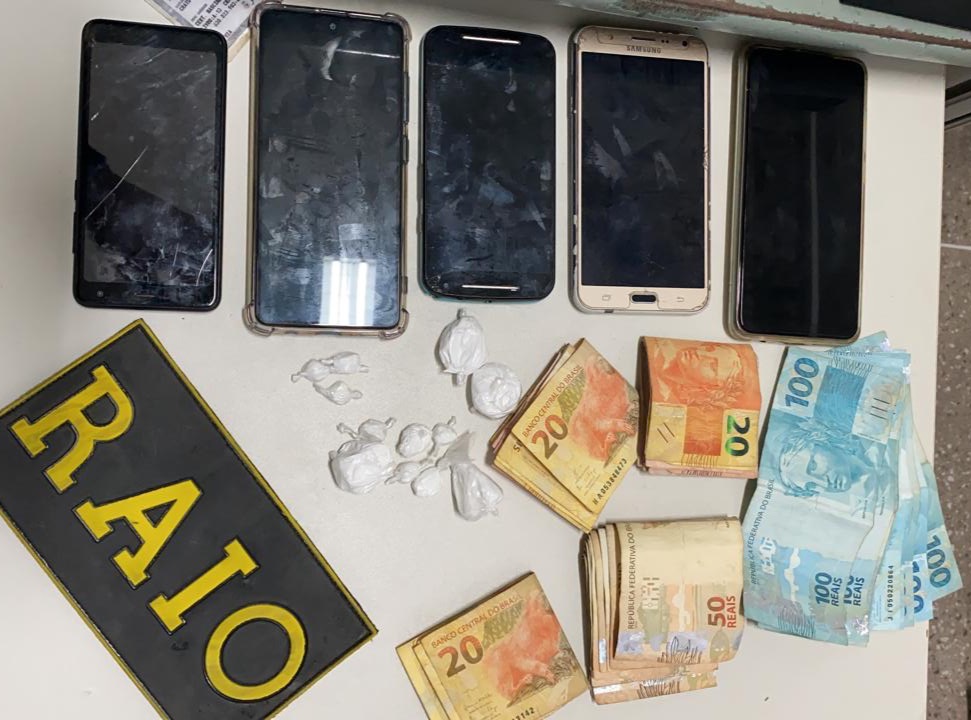 Arma de fogo, drogas e vários aparelhos celulares são apreendidos pelo BPRAIO em Crato-CE