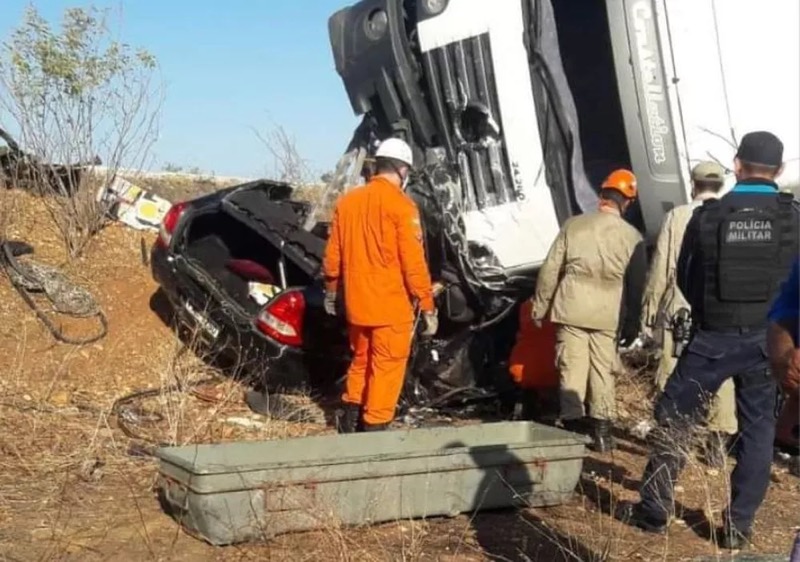 Acidente entre carro e caminhão deixa 4 juazeirenses mortos em Jaguaribe