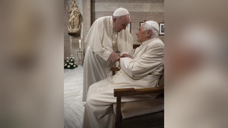 Papa Francisco e Emérito Bento XVI foram vacinados contra a Covid-19 no Vaticano