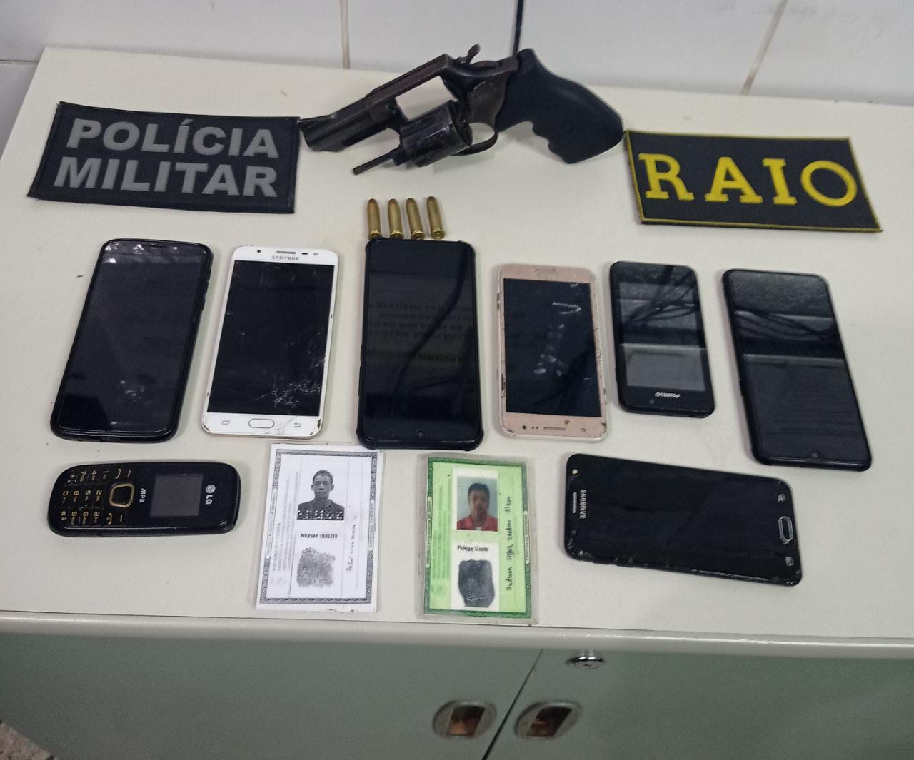 Celulares roubados são recuperados e uma arma de fogo é apreendida com dupla que vinha realizando vários assaltos em Juazeiro do Norte