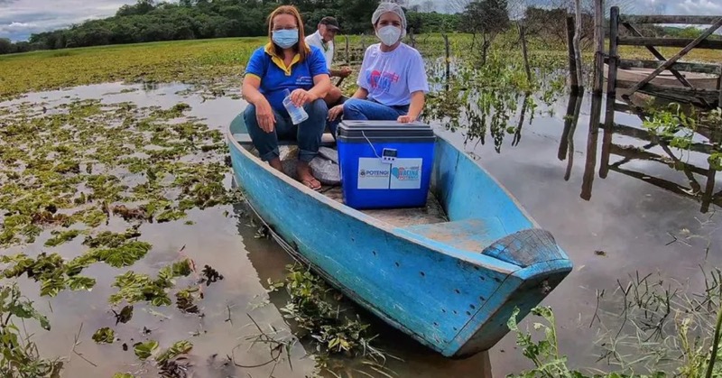 Carregando pedras e a bordo de canoa: profissionais vacinam idosos em locais ermos no Ceará