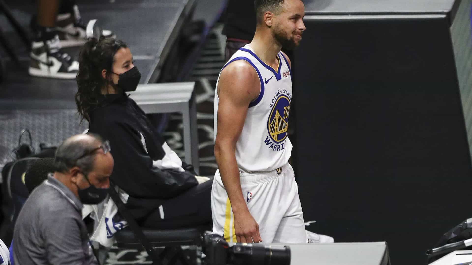 Com show do aniversariante Stephen Curry, Warriors derrotam o líder Utah Jazz