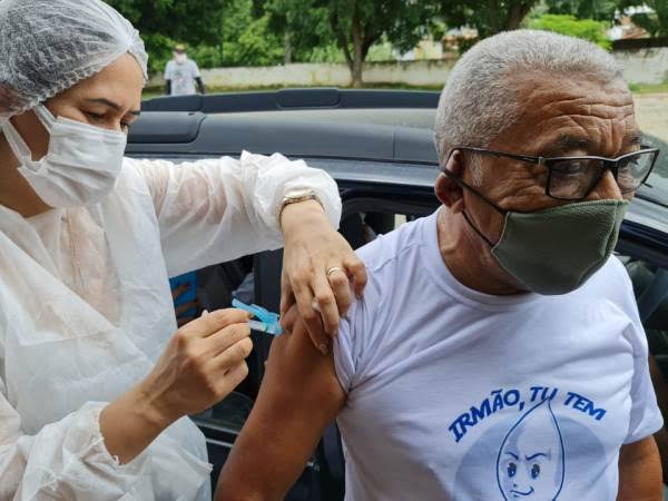 Crato realiza drive-thru neste sábado, 24, para pessoas de 62 a 64 anos, com a primeira dose da AstraZeneca