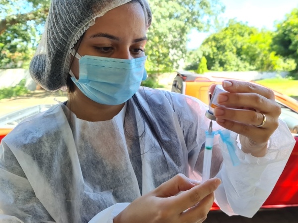 Trabalhadores da Saúde de Juazeiro do Norte recebem segunda dose da vacina contra Covid-19 nesta sexta-feira (9)