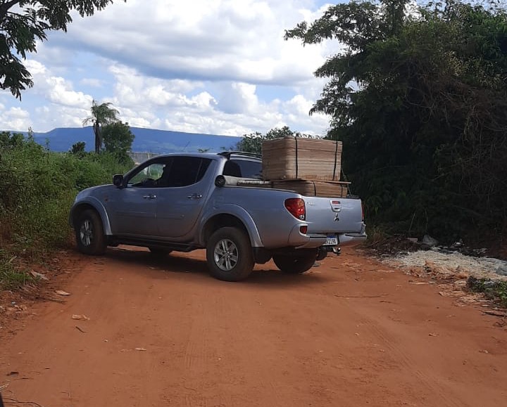 Polícia recupera veículo roubado que foi abandonado em estrada vicinal de Juazeiro do Norte