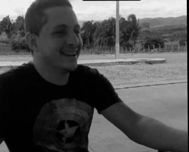 Jovem é assassinado com tiro na cabeça no momento em que pilotava sua moto em Crato