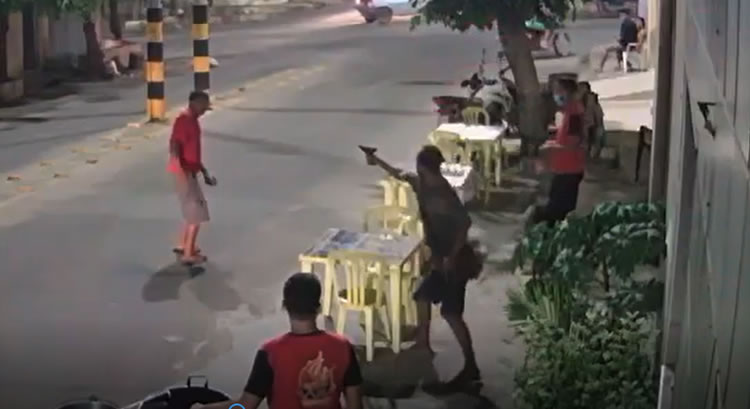 Veja o vídeo: Câmeras de segurança flagram momento em que homem atira contra outro em Juazeiro do Norte