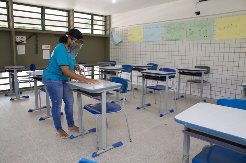 Entidade de prefeitos recomenda aumento para professores só pela inflação, em torno de 10%