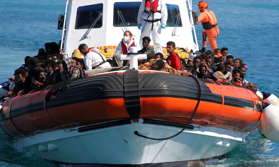 Mais de 2 mil migrantes chegam a Lampedusa em 24 horas